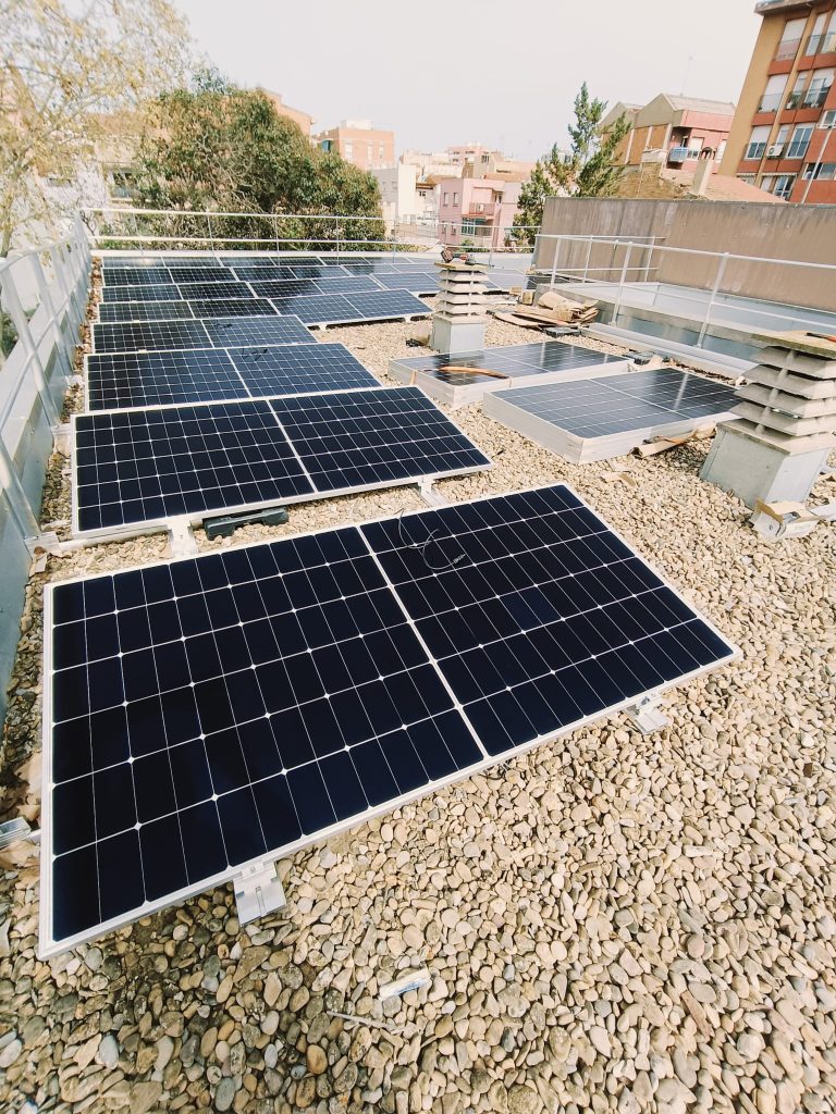 Descobreix com l’energia solar pot fer més eficients els edificis de salut: CAP Creu de Barberà a Sabadell amb 55,1 kWp, executat per Impulso Solar.