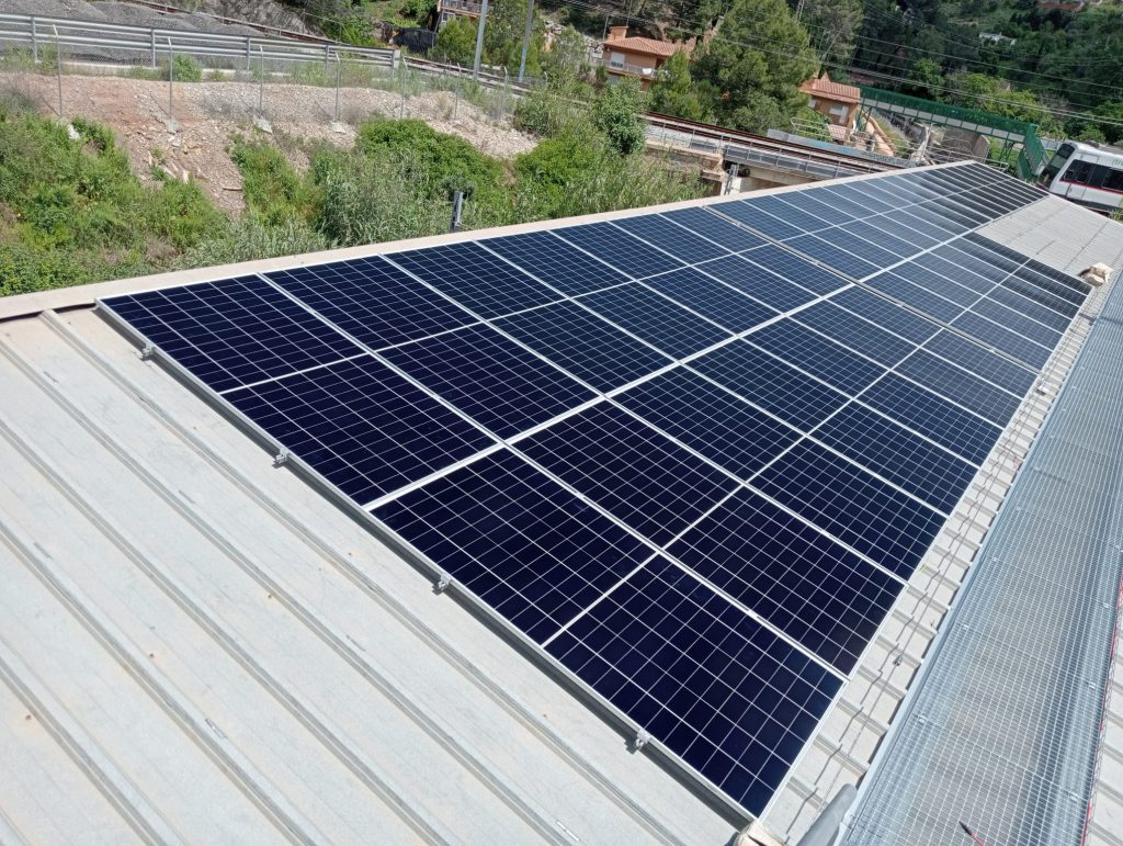 Descobreix com l’energia solar pot fer més eficients els edificis de salut: CAP Martorell amb 85,26 kWp, executat per Impulso Solar.