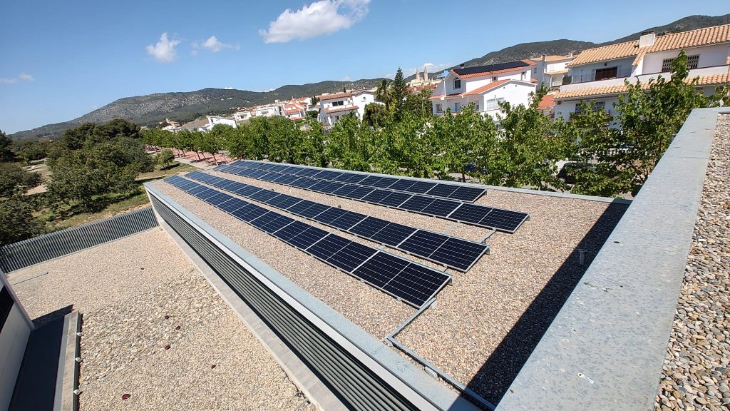 Descobreix com l’energia solar pot fer més eficients els edificis de salut: CAP Prat de Llobregat amb 90,48 kWp, executat per Impulso Solar
