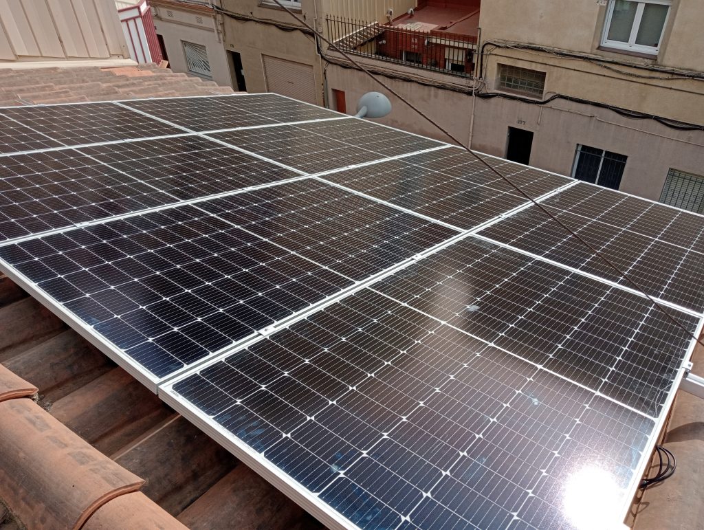 Solució fotovoltaica personalitzada per a 16 residències a Badalona, dissenyada segons les necessitats energètiques i les característiques de cada habitatge. Inclou bateries d’emmagatzematge i pèrgoles solars per maximitzar l’eficiència i el confort.