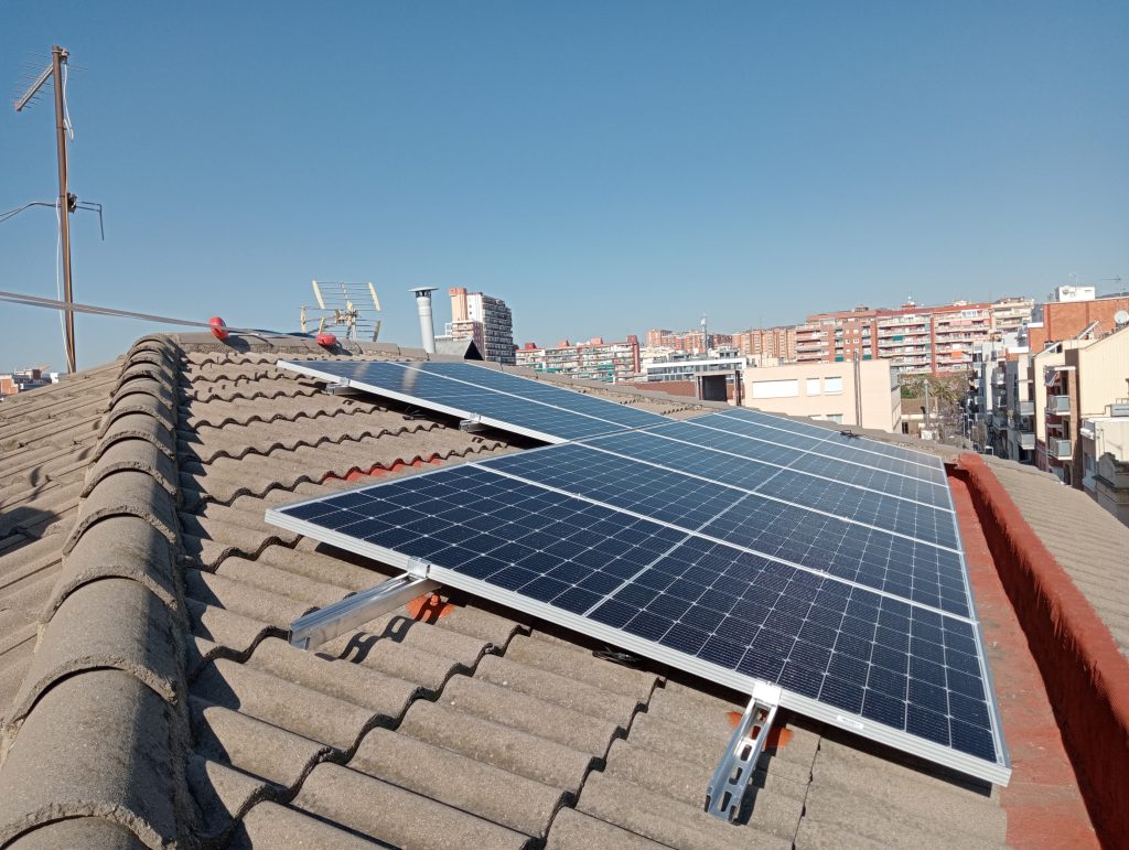 Solució fotovoltaica personalitzada per a 16 residències a Badalona, dissenyada segons les necessitats energètiques i les característiques de cada habitatge. Inclou bateries d’emmagatzematge i pèrgoles solars per maximitzar l’eficiència i el confort.