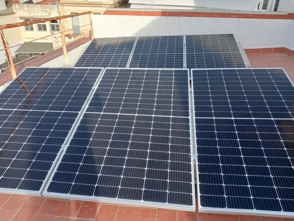Solució fotovoltaica personalitzada per a 16 residències a Badalona, dissenyada segons les necessitats energètiques i les característiques de cada habitatge. Inclou bateries d’emmagatzematge i pèrgoles solars per maximitzar l’eficiència i el confort.