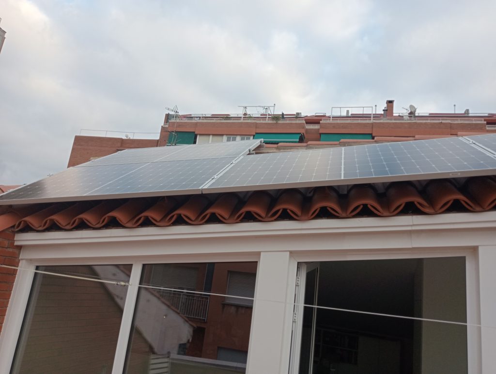 Solució fotovoltaica personalitzada per a 16 residències a Badalona, dissenyada segons les necessitats energètiques i les característiques de cada habitatge. Inclou bateries d’emmagatzematge i pèrgoles solars per maximitzar l’eficiència i el confort.