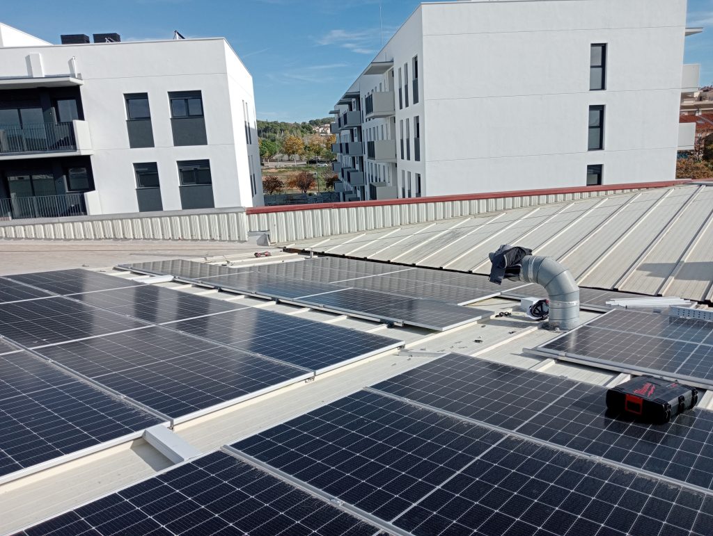 Instal·lació fotovoltaica al Mercat La Sínia a Sant Pere de Ribes de 70,5 kWp amb una generació anual de 92.709,65 kWh