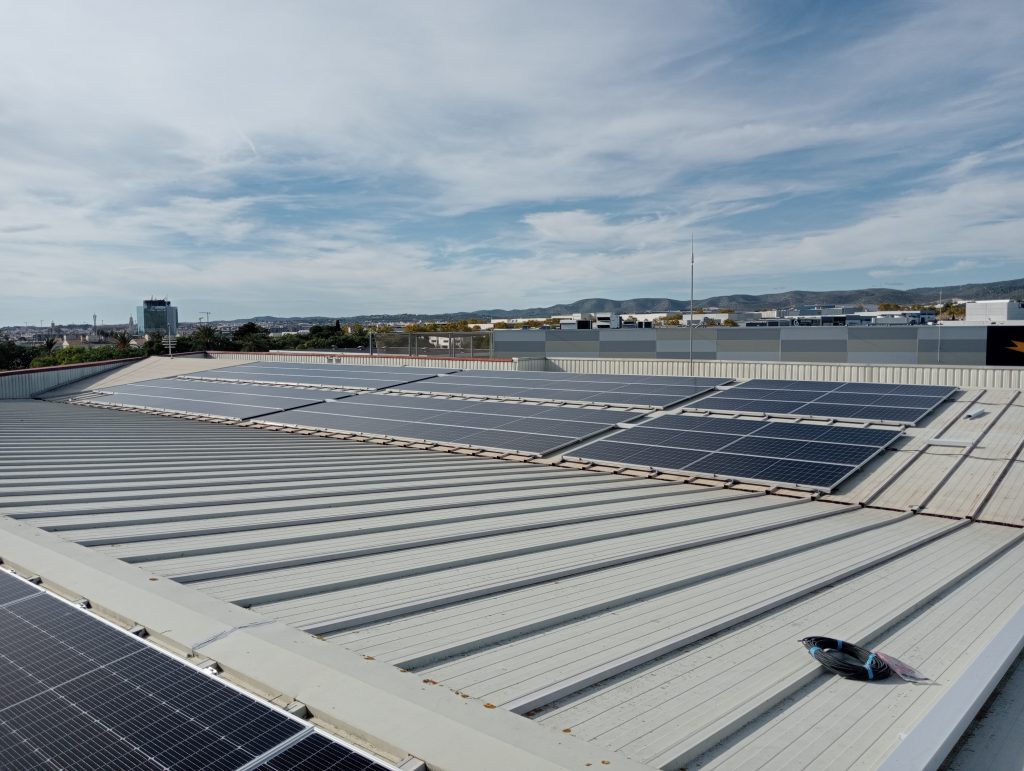 Instal·lació fotovoltaica al Mercat La Sínia a Sant Pere de Ribes de 70,5 kWp amb una generació anual de 92.709,65 kWh
