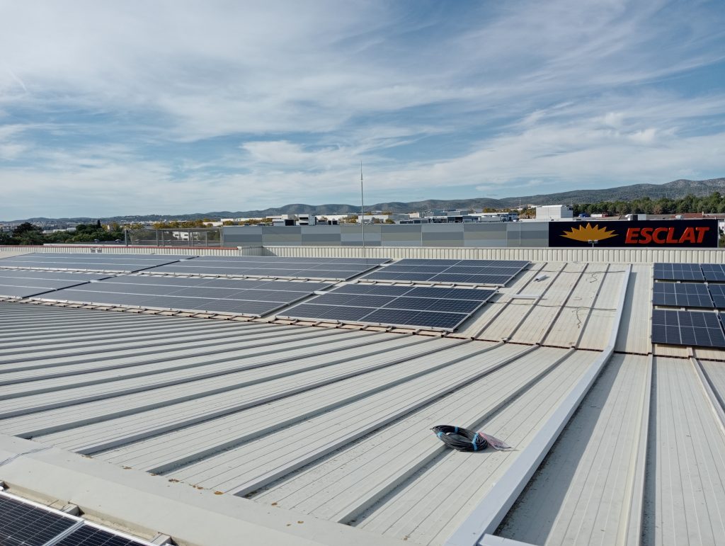 Instal·lació fotovoltaica al Mercat La Sínia a Sant Pere de Ribes de 70,5 kWp amb una generació anual de 92.709,65 kWh