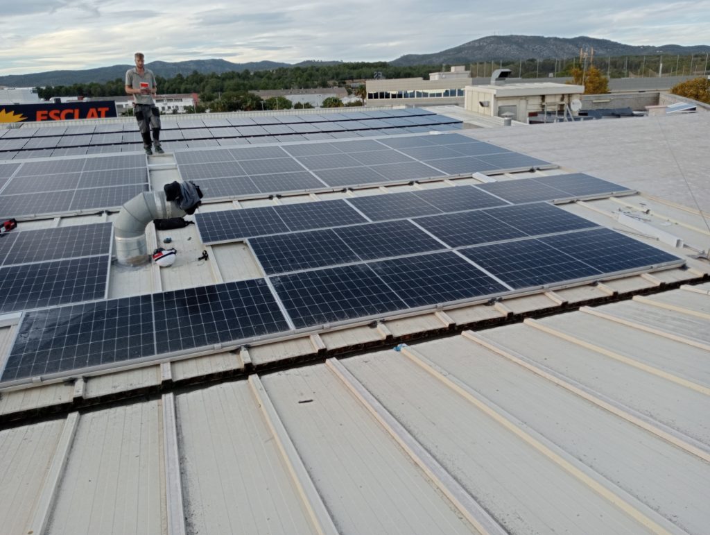 Instal·lació fotovoltaica al Mercat La Sínia a Sant Pere de Ribes de 70,5 kWp amb una generació anual de 92.709,65 kWh