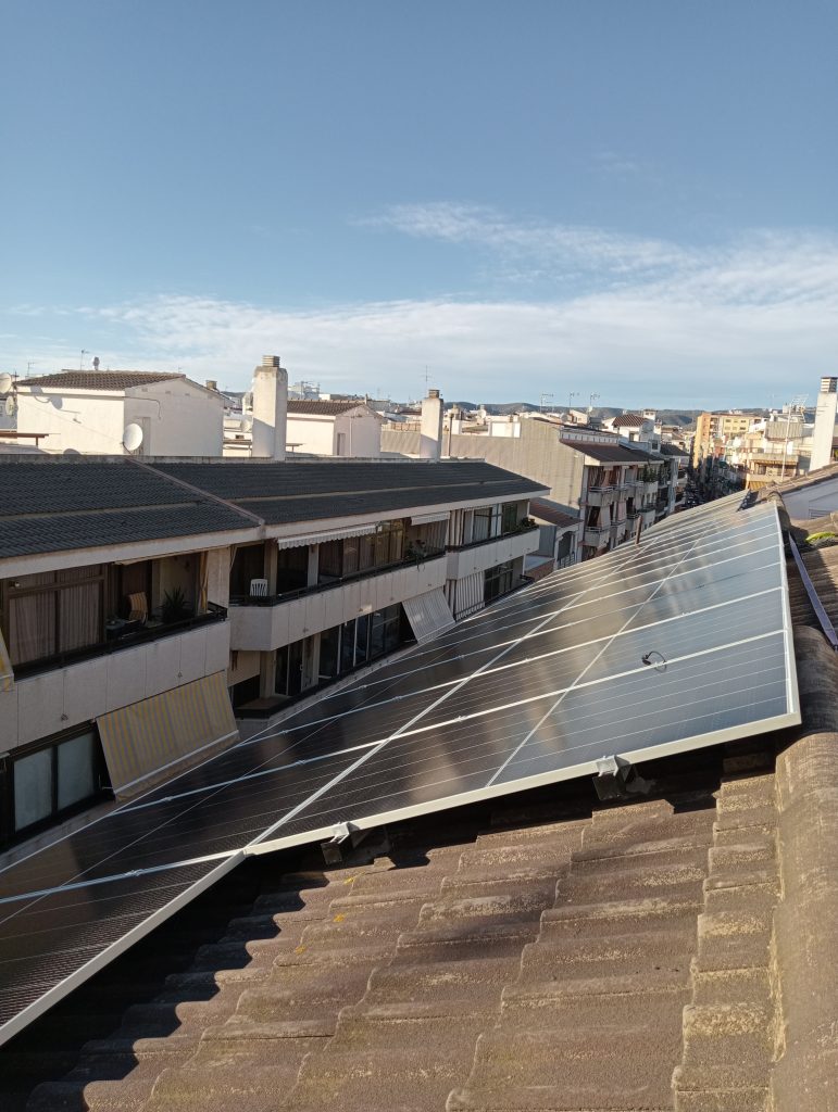 Solució fotovoltaica personalitzada per a 15 residències a Vilanova i la Geltrú, dissenyada segons les necessitats energètiques i les característiques de cada habitatge. Inclou bateries d’emmagatzematge i pèrgoles solars per maximitzar l’eficiència i el confort.
