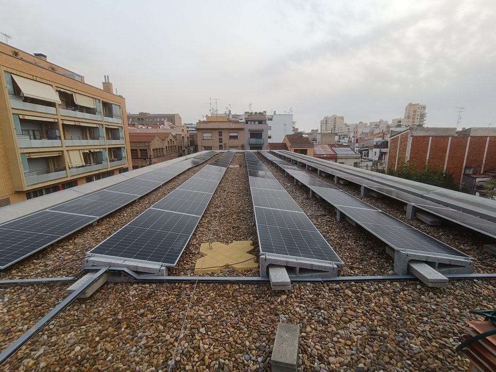 Instal·lació fotovoltaica de 81 kWp a una escola a Mataró, executada per Impulso Solar