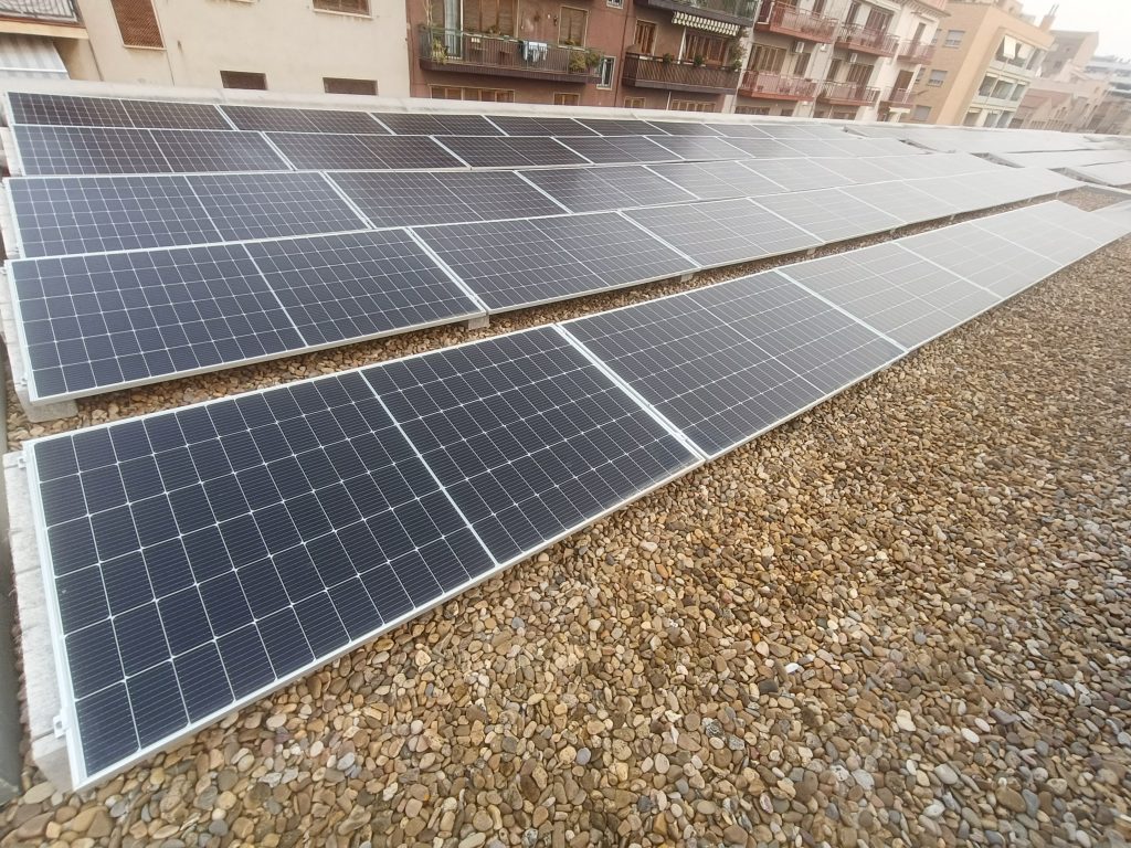 Instal·lació fotovoltaica de 81 kWp a una escola a Mataró, executada per Impulso Solar