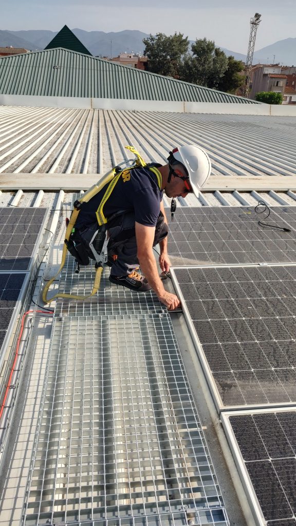 Instal·lació fotovoltaica al Pavelló de Cardedeu executada per Impulso Solar | 108,9 kWp