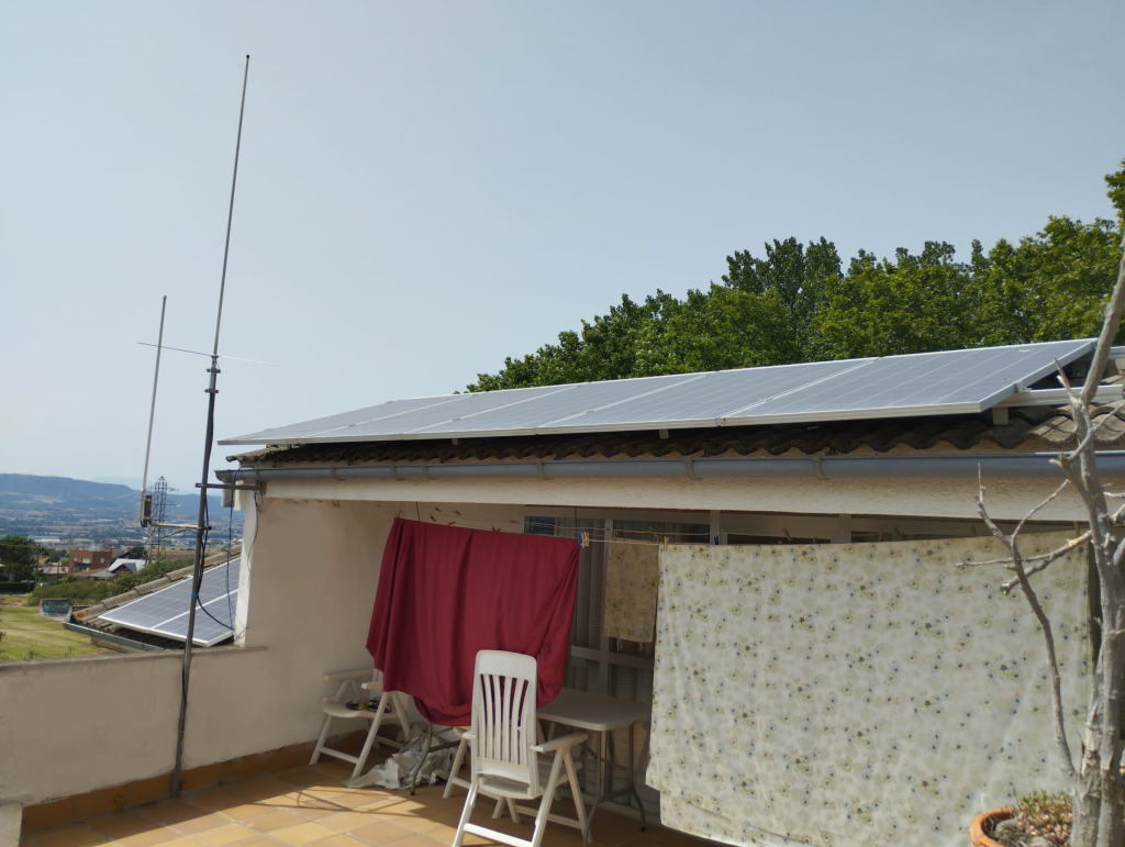 Instal·lació fotovoltaica amb emmagatzematge amb bateries a Sant Julià de Vilatorta de 2,1 kWp, executada per Impulso Solar, que permet un estalvi del 68 % en la factura elèctrica.