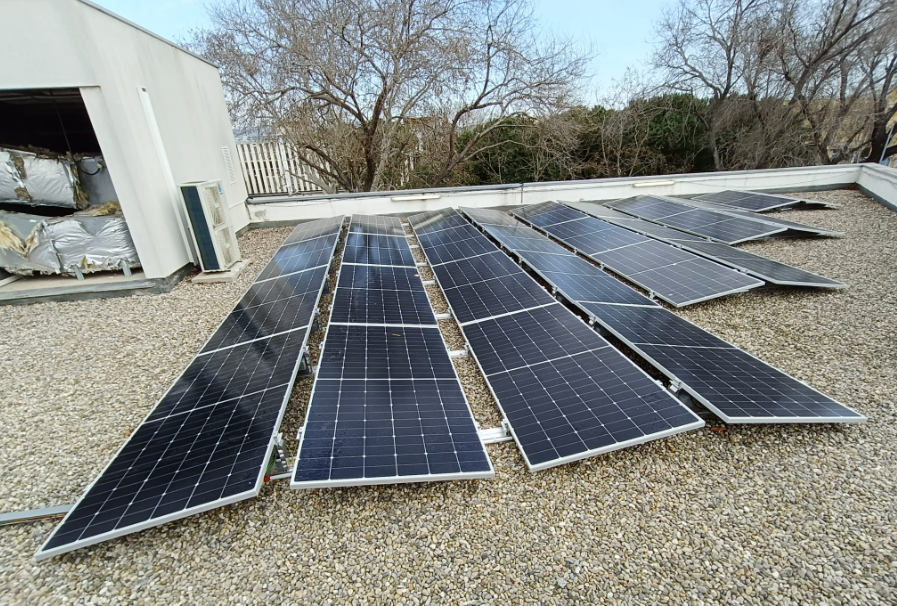 Descobreix com l’energia solar pot fer més eficients els edificis de salut: CAP Prat de Llobregat amb 90,48 kWp, executat per Impulso Solar
