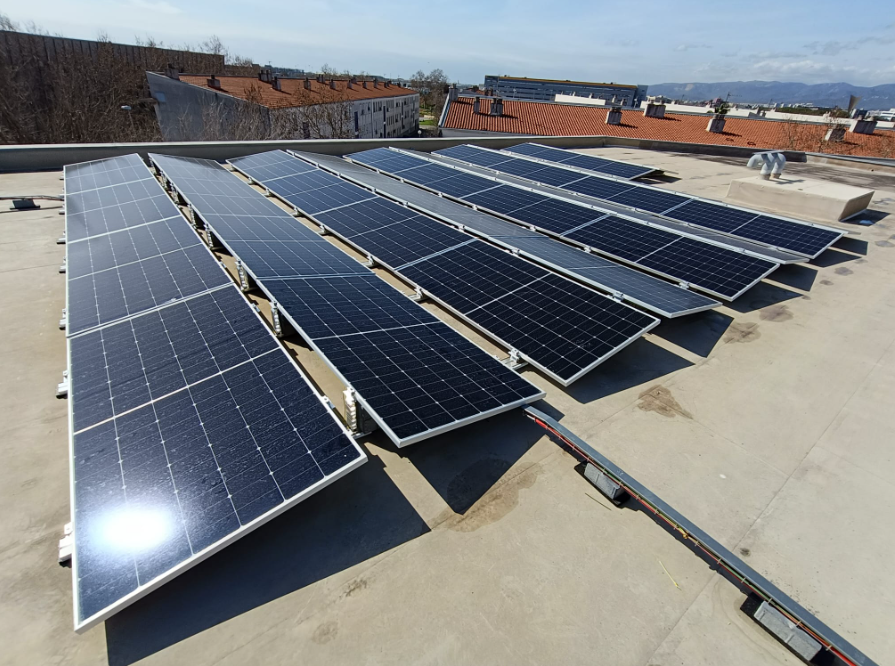 Descobreix com l’energia solar pot fer més eficients els edificis de salut: CAP Prat de Llobregat amb 90,48 kWp, executat per Impulso Solar