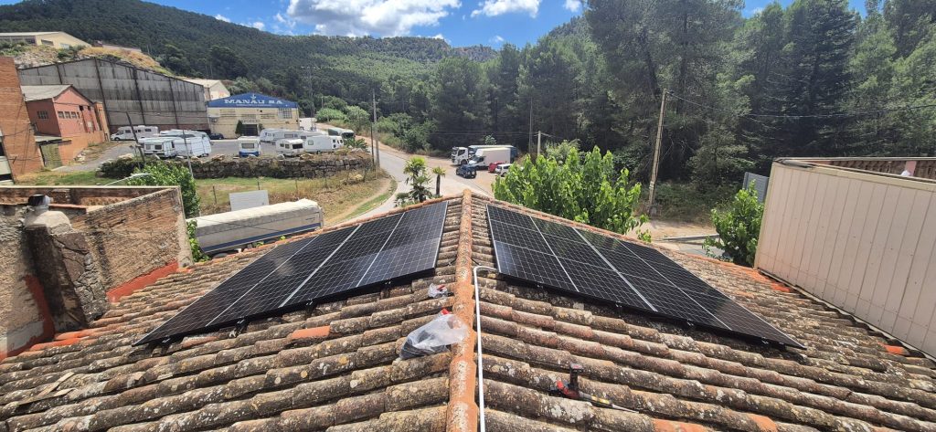Instal·lació fotovoltaica en residència a Vallirana | 5,46 kWp amb emmagatzematge (5 kWh)