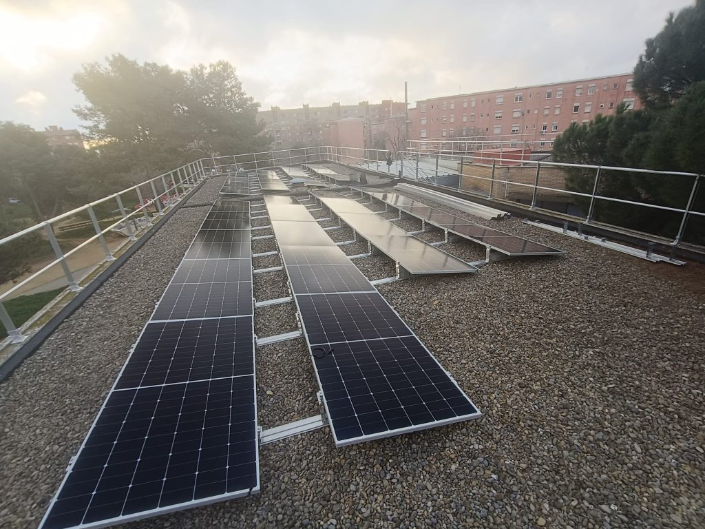Descobreix com l’energia solar pot fer més eficients els edificis de salut: CAP Ca n’Oriach de Sabadell amb 65,54 kWp, executat per Impulso Solar.