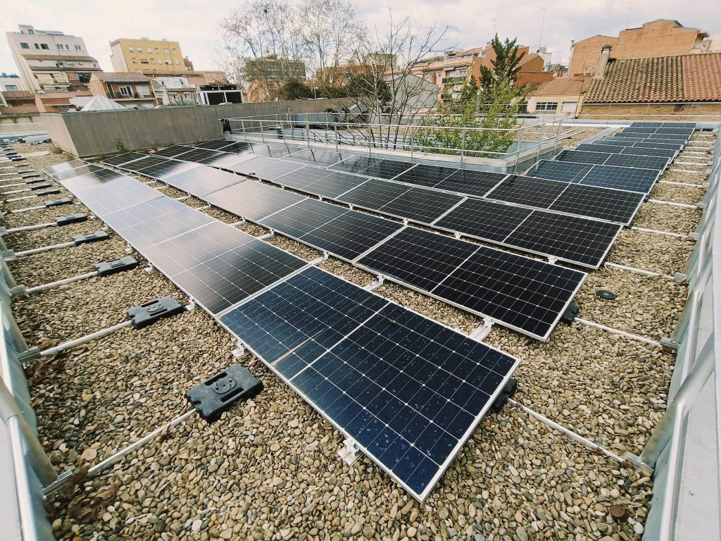 Descobreix com l’energia solar pot fer més eficients els edificis de salut: CAP Creu de Barberà a Sabadell amb 55,1 kWp, executat per Impulso Solar.