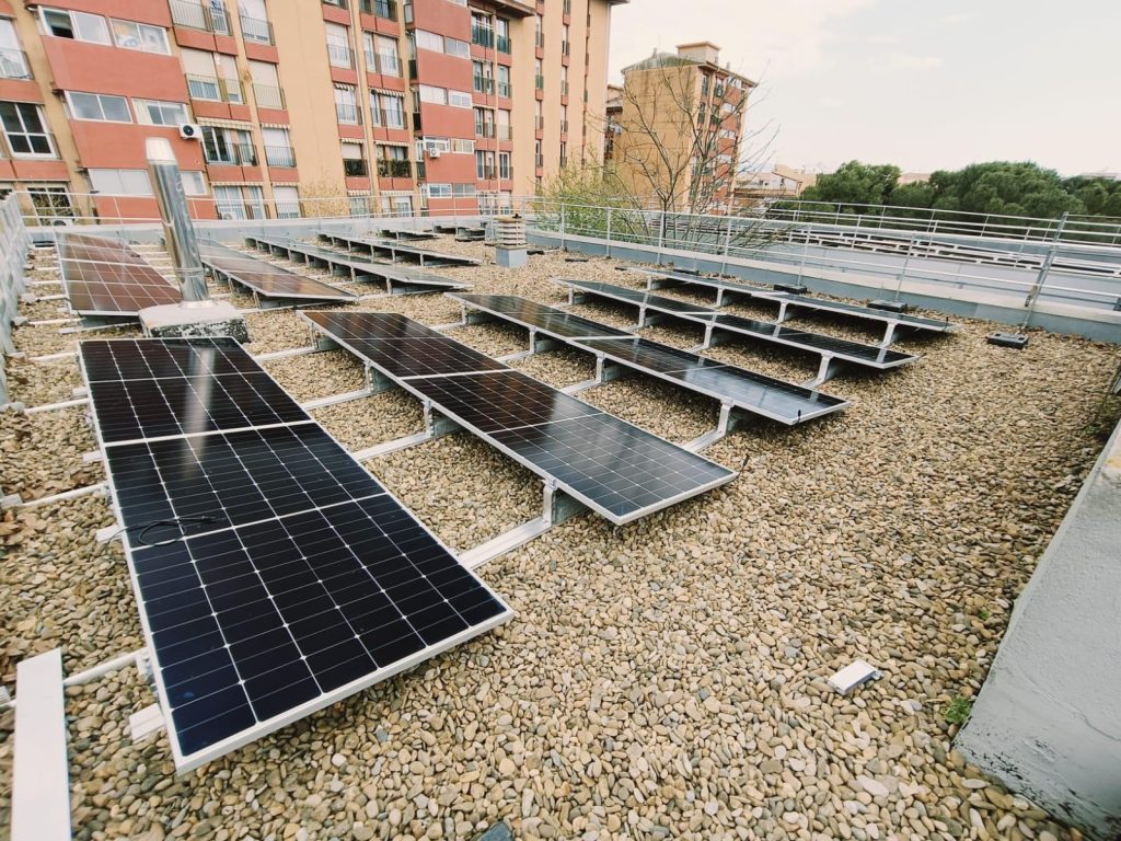 Descobreix com l’energia solar pot fer més eficients els edificis de salut: CAP Creu de Barberà a Sabadell amb 55,1 kWp, executat per Impulso Solar.