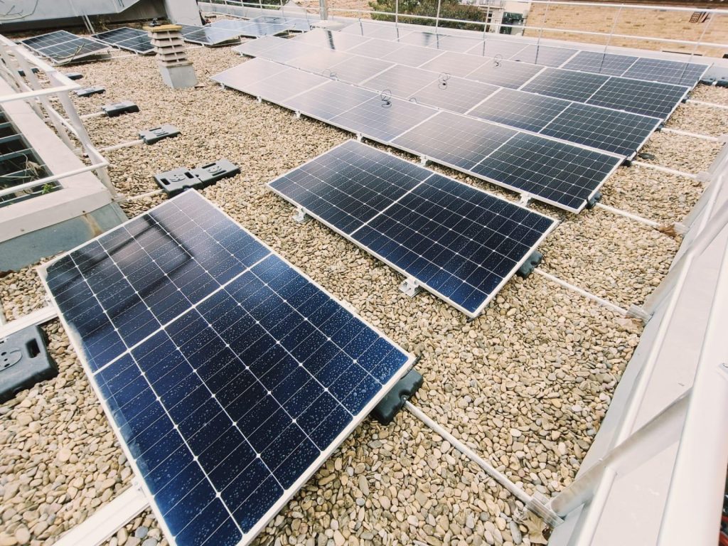 Descobreix com l’energia solar pot fer més eficients els edificis de salut: CAP Creu de Barberà a Sabadell amb 55,1 kWp, executat per Impulso Solar.