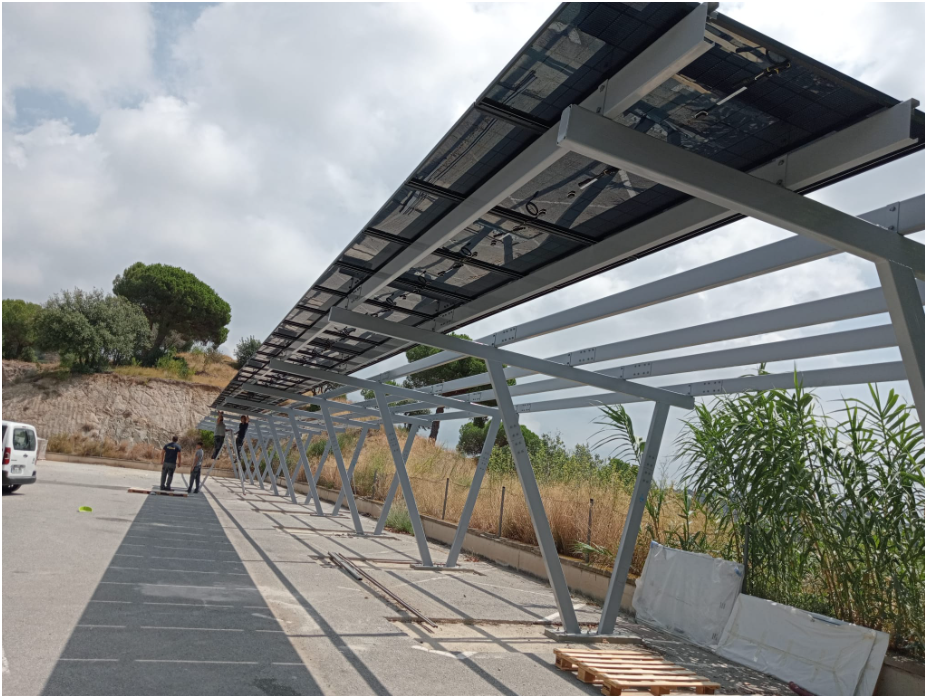 Pèrgola fotovoltaica amb punt de recàrrega de vehicle elèctric a l’aparcament municipal de Tiana - 95 kWp
