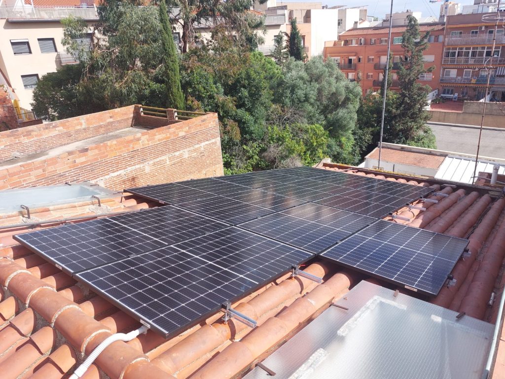 Instalación fotovoltaica en residencia en Mataró 4.44 kWp con almacenamiento (5,12 kWh)