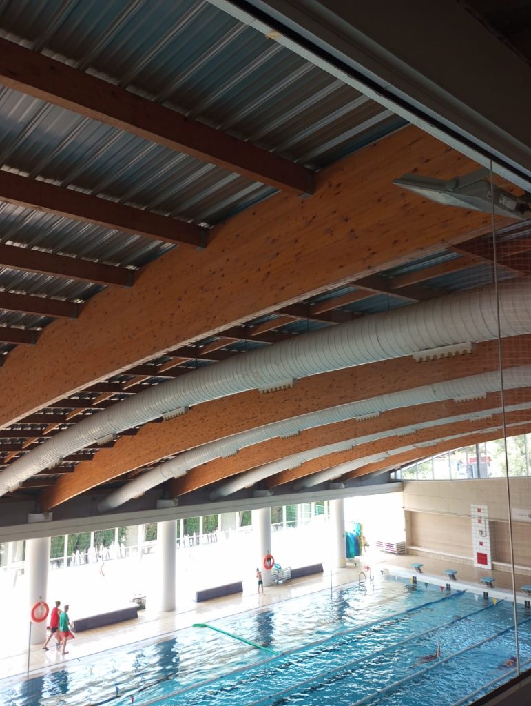 Instal·lació fotovoltaica al Centre Esportiu Municipal Sagnier – El Prat de Llobregat | 117,66 kWp – Piscina
