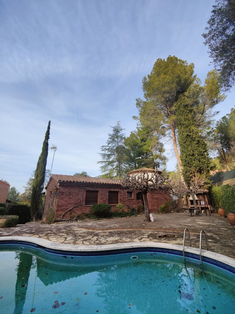 Solució fotovoltaica personalitzada per a 3 residències a Gelida, dissenyada segons les necessitats energètiques i les característiques de cadascuna