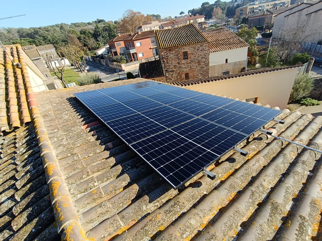 Instalació fotovoltaica en residencia a Palau Solità i Plegamans amb 4.4 kWp y 515€ anuals de estalvi