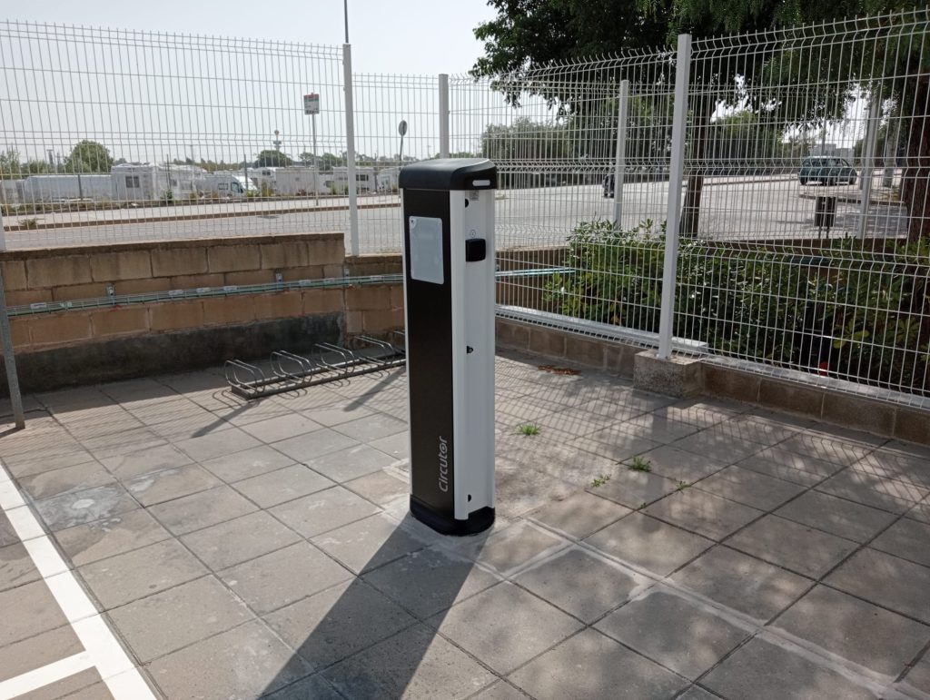 Punt de recàrrega de vehicle elèctric a empresa a Gavà – dos punts de 7,4 kW monofàsics