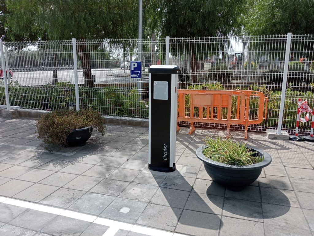 Punt de recàrrega de vehicle elèctric a empresa a Gavà – dos punts de 7,4 kW monofàsics