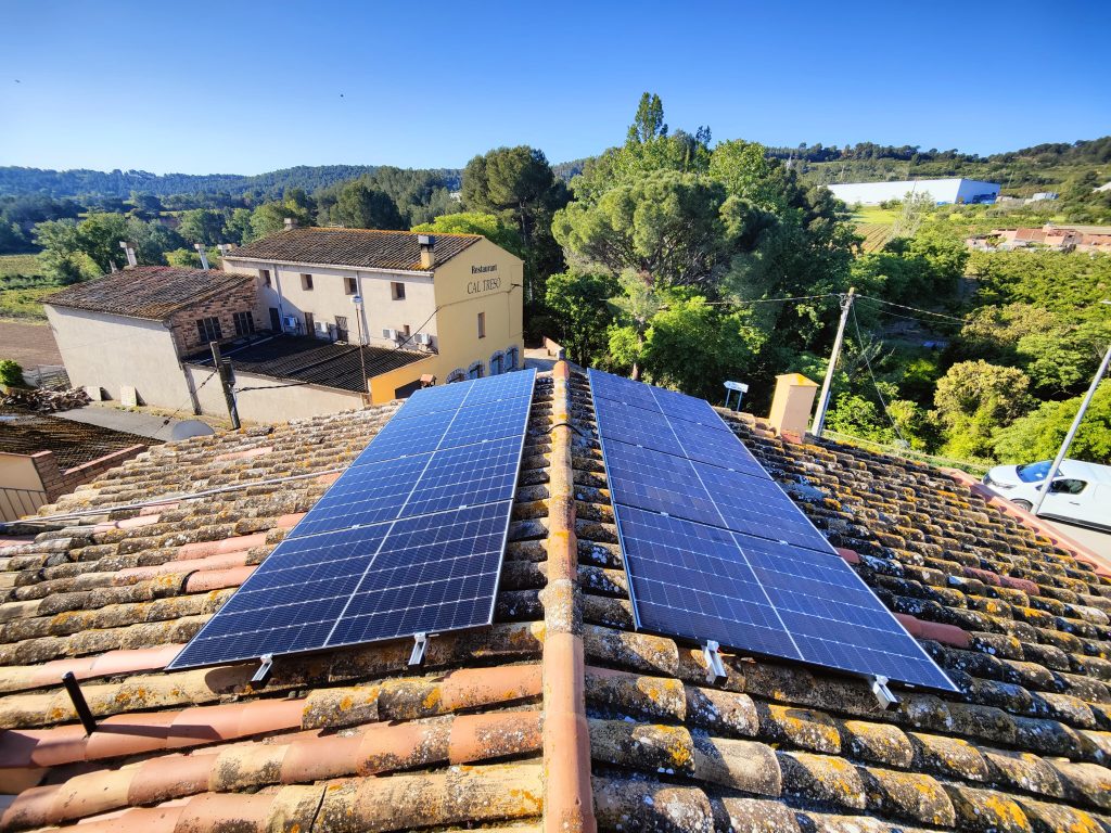 Instal·lació fotovoltaica amb emmagatzematge amb bateries a Torrelavit de 3,36 kWp, executada per Impulso Solar, que implica un estalvi del 77% en la seva factura elèctrica.