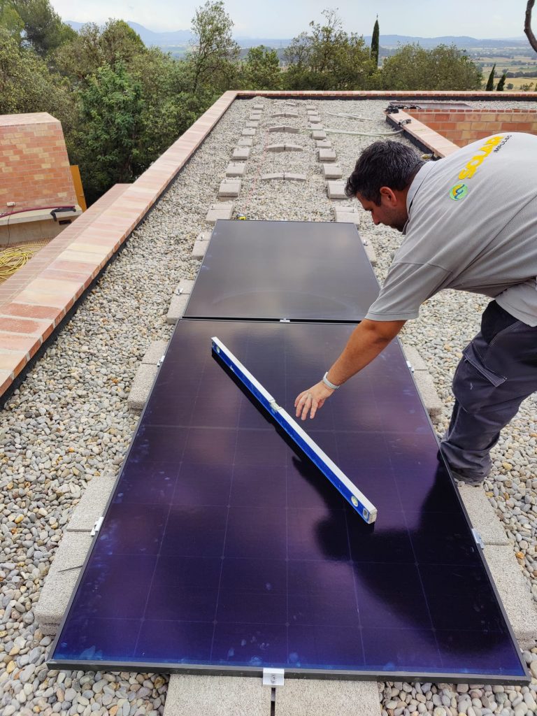 Instal·lació fotovoltaica en una residència a Rupià de 3,045 kWp executada per Impulso Solar que implica un estalvi del 67% en la seva factura elèctrica.