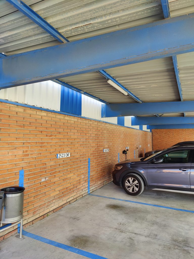 Instal·lació fotovoltaica de 130 kWp i 10 punts de recàrrega a la nau industrial de Hiemesa - Zona Franca al Port de Barcelona amb una solució integrada d’enginyeria per millorar la rendibilitat i la seva transformació energètica.