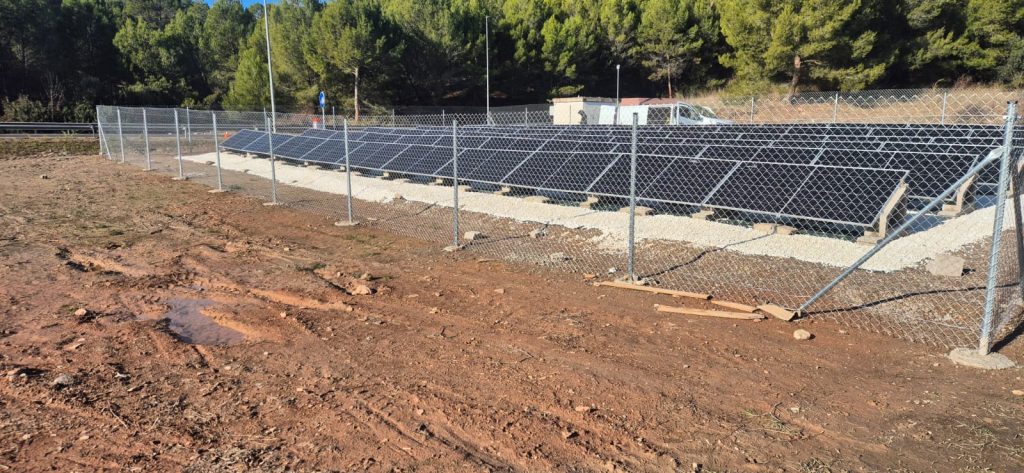 Instal·lació fotovoltaica de 36 kWp ubicada al costat de la carretera a Súria, dissenyada per alimentar la il·luminació del túnel i millorar l’eficiència energètica de la infraestructura vial. Una solució executada per Impulso Solar, aplicada a infraestructures públiques, que combina enginyeria fotovoltaica, seguretat vial i transició energètica.