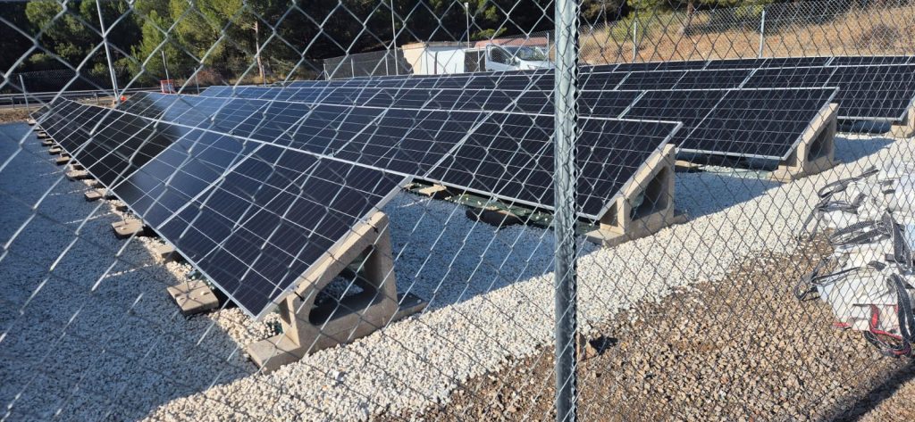 Instal·lació fotovoltaica de 36 kWp ubicada al costat de la carretera a Súria, dissenyada per alimentar la il·luminació del túnel i millorar l’eficiència energètica de la infraestructura vial. Una solució executada per Impulso Solar, aplicada a infraestructures públiques, que combina enginyeria fotovoltaica, seguretat vial i transició energètica.