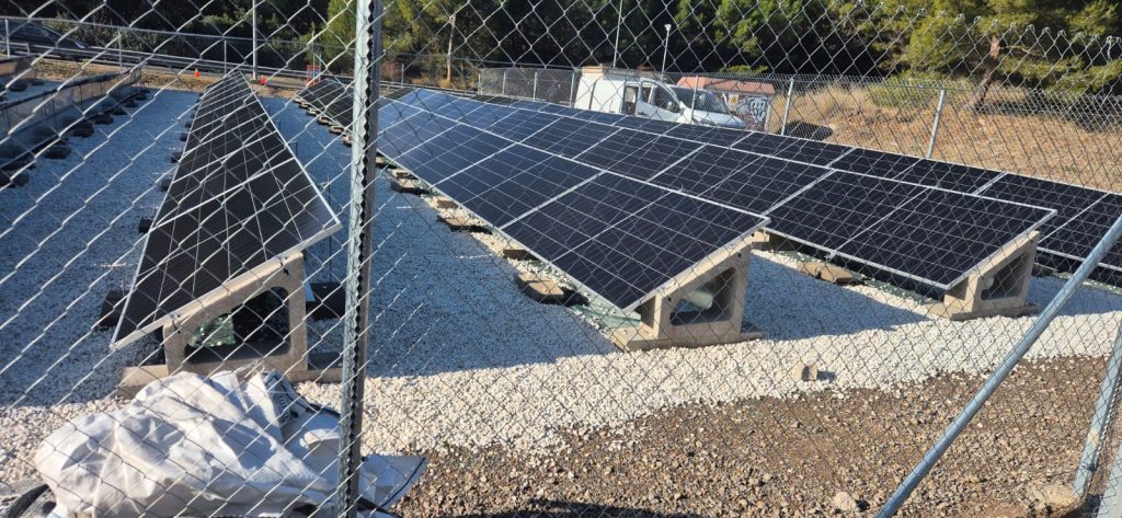 Instal·lació fotovoltaica de 36 kWp ubicada al costat de la carretera a Súria, dissenyada per alimentar la il·luminació del túnel i millorar l’eficiència energètica de la infraestructura vial. Una solució executada per Impulso Solar, aplicada a infraestructures públiques, que combina enginyeria fotovoltaica, seguretat vial i transició energètica.