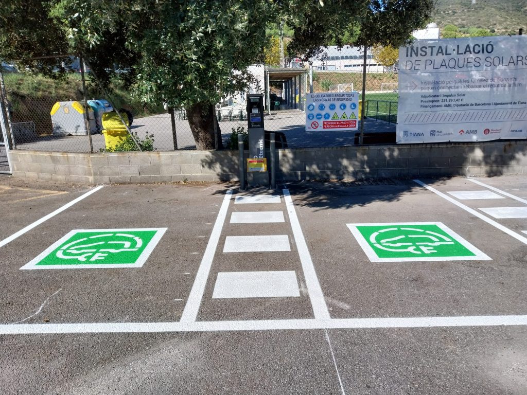Pèrgola fotovoltaica amb punt de recàrrega de vehicle elèctric a l’aparcament municipal de Tiana - 95 kWp
