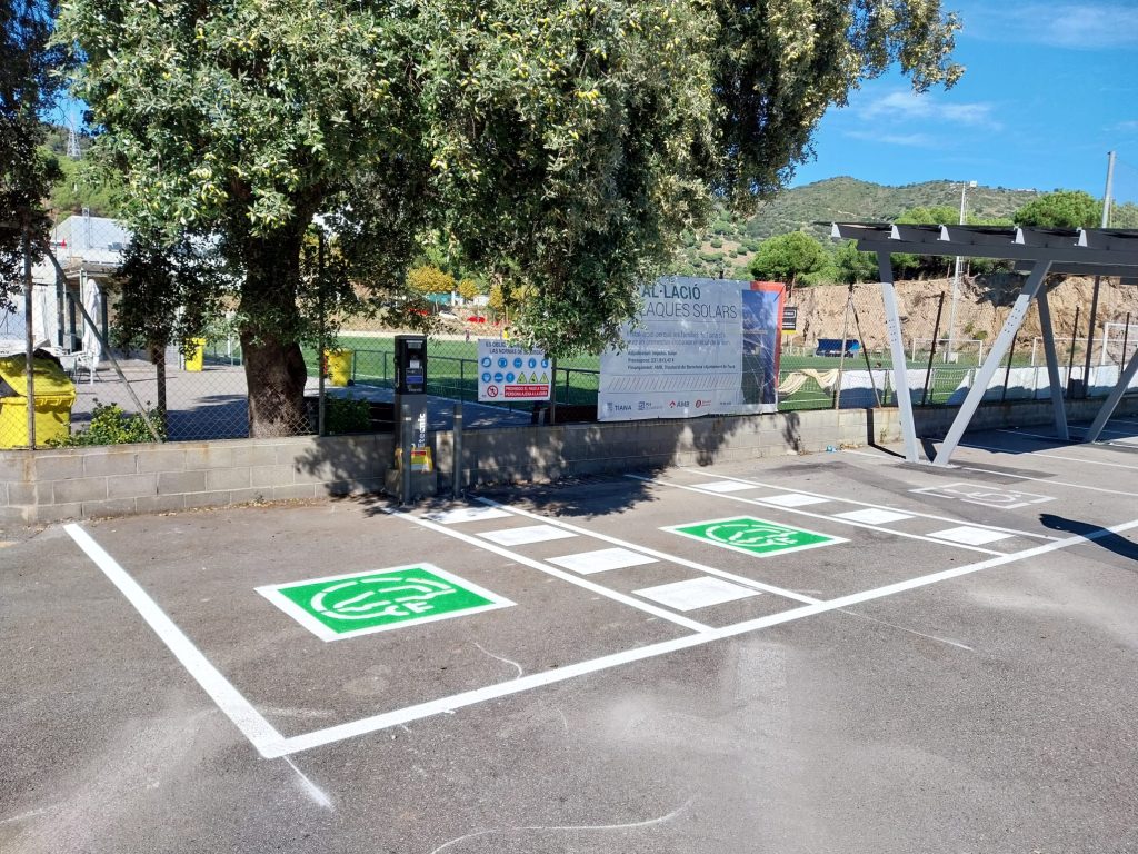 Pèrgola fotovoltaica amb punt de recàrrega de vehicle elèctric a l’aparcament municipal de Tiana - 95 kWp