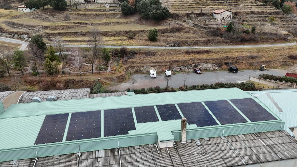 Nau industrial a Gombrèn aposta per l’energia solar amb una instal·lació fotovoltaica de 52,2 kWp que genera 65.332 kWh anuals.