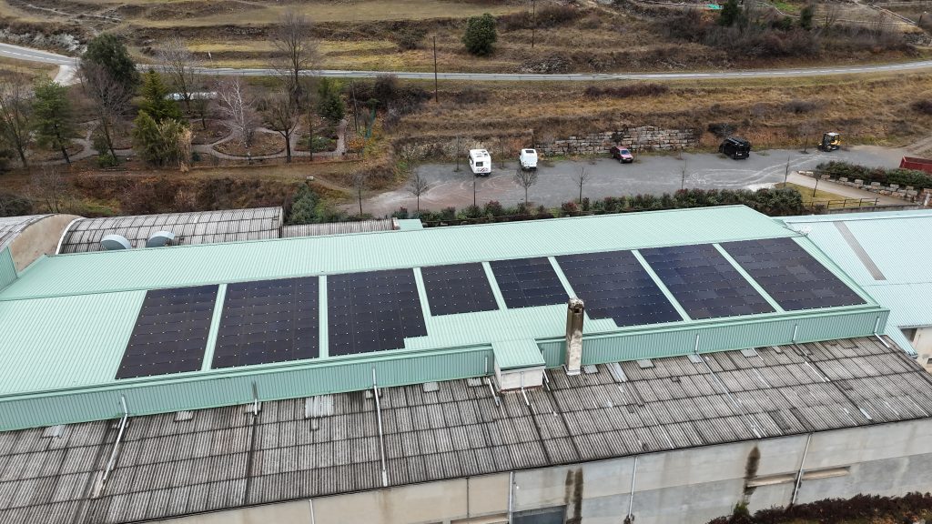 Nau industrial a Gombrèn aposta per l’energia solar amb una instal·lació fotovoltaica de 52,2 kWp que genera 65.332 kWh anuals.