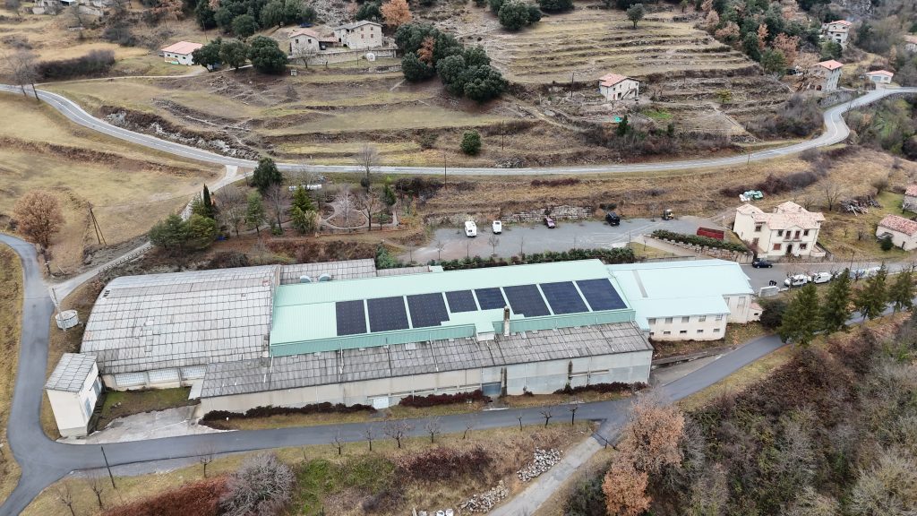 Nau industrial a Gombrèn aposta per l’energia solar amb una instal·lació fotovoltaica de 52,2 kWp que genera 65.332 kWh anuals.
