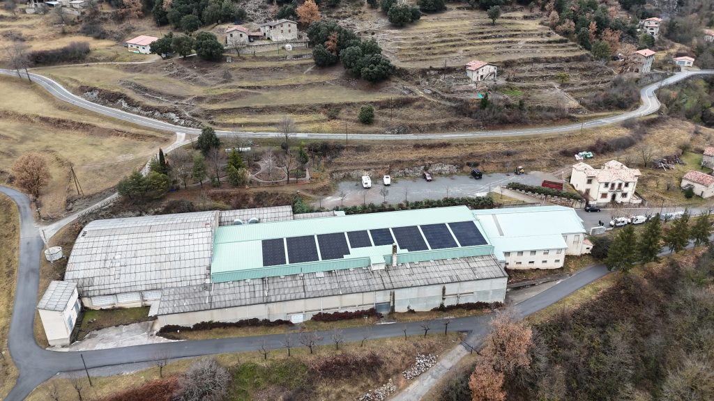 Nau industrial a Gombrèn aposta per l’energia solar amb una instal·lació fotovoltaica de 52,2 kWp que genera 65.332 kWh anuals.