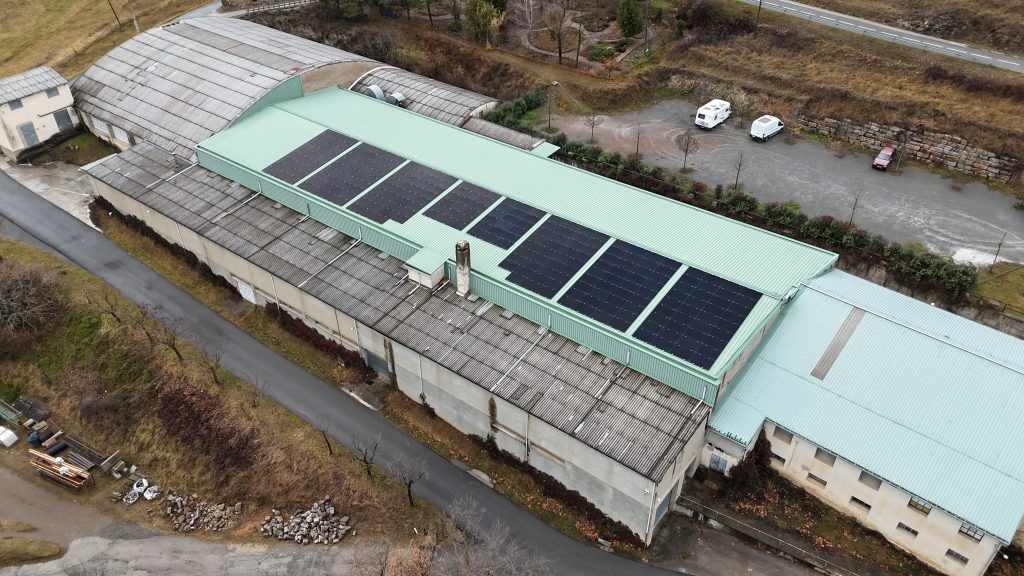 Nau industrial a Gombrèn aposta per l’energia solar amb una instal·lació fotovoltaica de 52,2 kWp que genera 65.332 kWh anuals.