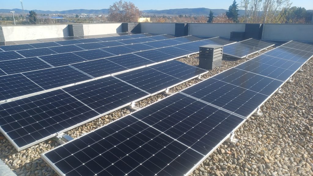 Descobreix com l’energia solar pot fer més eficients els edificis de salut: CAP Vilafranca del Penedès amb 70,18 kWp, executat per Impulso Solar.