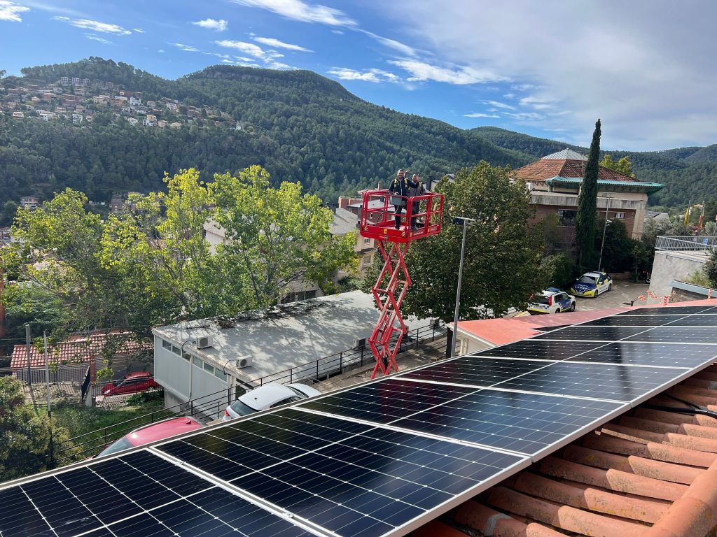 Instal·lació fotovoltaica de 11,5 kWp a l’edifici B dels Serveis Municipals de Corbera de Llobregat, millorant l’eficiència energètica dels serveis municipals.