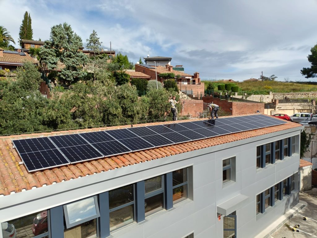 Instal·lació fotovoltaica de 11,5 kWp a l’edifici B dels Serveis Municipals de Corbera de Llobregat, millorant l’eficiència energètica dels serveis municipals.
