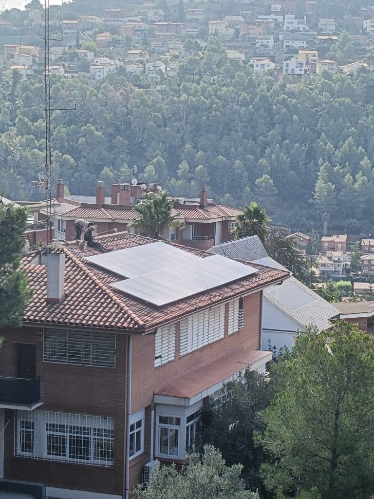 Instal·lació fotovoltaica de 11,5 kWp a l’Oficina d’Atenció Ciutadana de Corbera de Llobregat, millorant l’eficiència energètica dels serveis municipals.