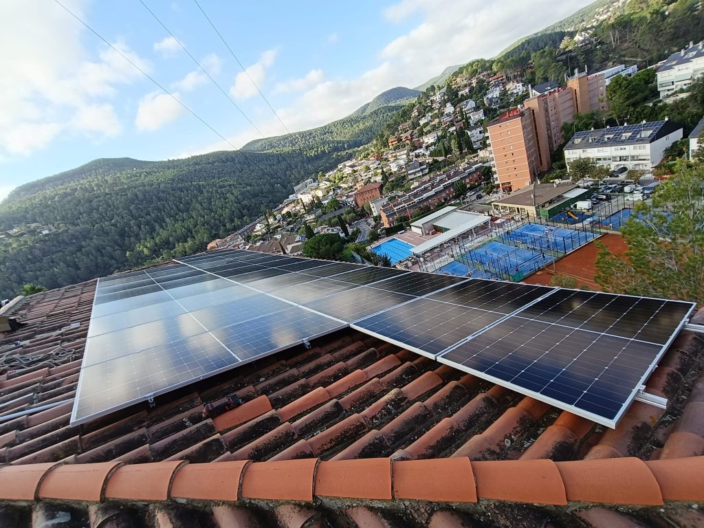 Instal·lació fotovoltaica de 11,5 kWp a l’Oficina d’Atenció Ciutadana de Corbera de Llobregat, millorant l’eficiència energètica dels serveis municipals.