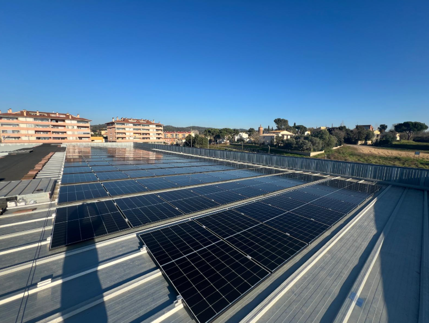 Instal·lació fotovoltaica al Pavelló Triple - Cassà de la Selva | 107,41 kWp