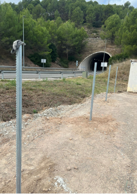 Instal·lació fotovoltaica de 36 kWp ubicada al costat de la carretera a Súria, dissenyada per alimentar la il·luminació del túnel i millorar l’eficiència energètica de la infraestructura vial. Una solució executada per Impulso Solar, aplicada a infraestructures públiques, que combina enginyeria fotovoltaica, seguretat vial i transició energètica.
